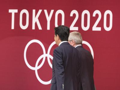 Japans Premierminister Shinzo Abe (l) und IOC-Präsident Thomas Bach sollen sich auf die Verschiebung der Olympischen Spiele in Tokio um ein Jahr verständigt haben. Abe und Bach