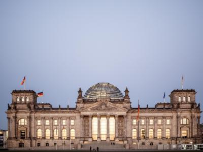 Um die Ausbreitung des Coronavirus zu verlangsamen, ist das öffentliche Leben bereits erheblich eingeschränkt worden. Reichstagsgebäude
