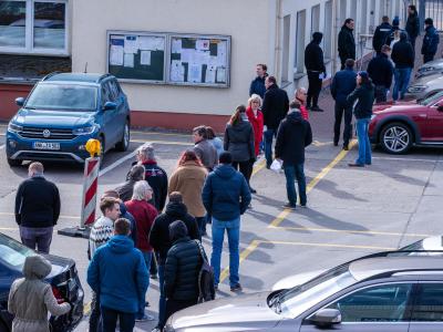Hier ist Geduld gefragt: Apotheker und Mitarbeiter von Versorgungsbetrieben stehen auf dem Gelände des Zuckerwerks in Anklam in einer langen Schlange am Verkaufsbüro an. Lange Warteschlange