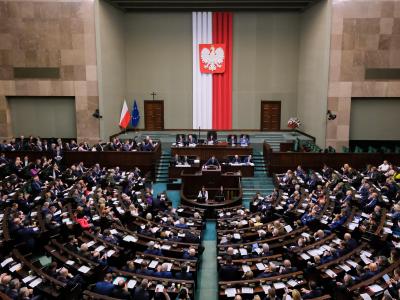 Abgeordnete nehmen an einer Sitzung des polnischen Parlaments teil. Das polnische Parlament hat ein umstrittenes Gesetz zur Disziplinierung von Richtern verabschiedet. Polens Parlament