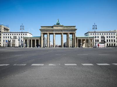 Selbst zur Hauptverkehrszeit ist die Ebertstraße vor dem Brandenburger Tor leer. Berlin