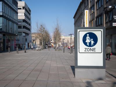 Nur wenigen Menschen sind auf der Einkaufsmeile Königstraße in Stuttgart unterwegs. Leere Einkaufsstraße