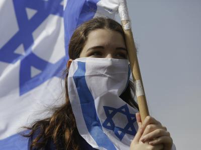 Eine junge Frau Anfang der Woche während eines Protests gegen Ministerpräsident Netanjahu in Jerusalem. Jerusalem