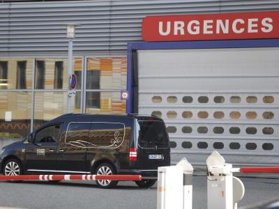 Ein Leichenwagen vor dem Notdienst eines Krankenhauses in Straßburg. Leichenwagen