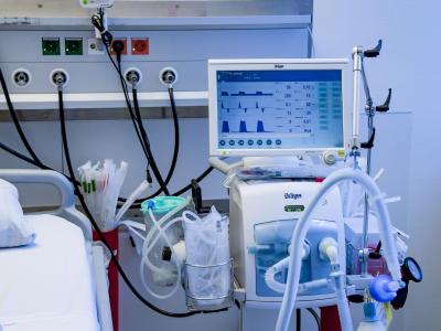 Beatmungsgerät in einem Behandlungszimmer des UKE in Hamburg. Behandlungszimmer