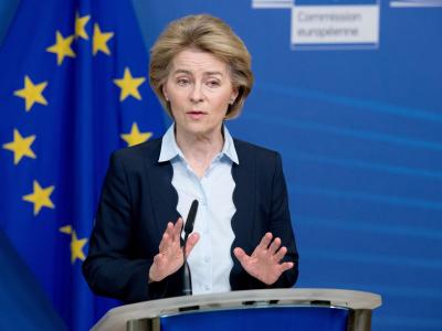 Ursula von der Leyen, Präsidentin der Europäischen Kommission, spricht während einer Pressekonferenz nach dem Treffen der Europäischen Kommissare im EU-Hauptquartier. Angesichts der erwarteten Wirtschaftskrise infolge der Coronavirus-Pandemie will die EU- EU-Kommissionspräsidentin Ursula von der Leyen.