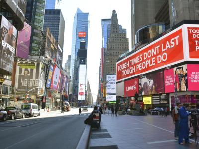 Der New Yorker Times Square ist nach einer Verhängten Sperre nahezu verlassen. Ney York Times Square