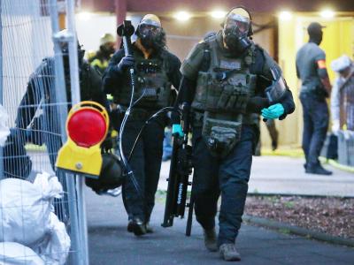 Die Polizei entdeckte in zwei Kölner Hochhauswohnungen ein Bomben- und Giftlabor. SEK Beamte