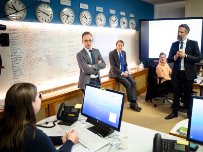 Außenminister Heiko Maas besucht am 20. März das Krisenreaktionszentrum im Auswärtigen Amt. Hier wird die Rückholaktion deutscher Staatsbürger aus dem Ausland organisiert. Rückholaktion