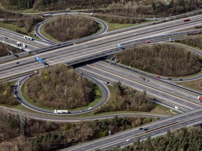 Ein Verkehrsknotenpunkt bei Frankfurt am Main. Hier kreuzen sich die Autobahnen 661 und A3. Autobahn bei Frankfurt am Main