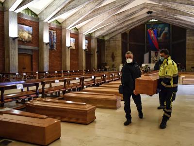 In der Kirche San Giuseppe in Seriate, einem der am schlimmsten vom Coronavirus betroffenen Gebiete in Italien, steht ein Sarg neben dem anderen. Coronavirus - Italien
