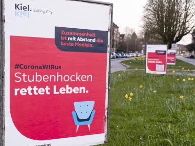 Eine Plakat-Kampagne des Stadtmarketings in Kiel fordert die Bürger auf, zu Hause zu bleiben. Kampagne