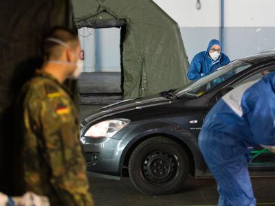 Ein Arzt nimmt bei einer von der Bundeswehr organisierten Drive-In-Teststation in Saarbrücken Abstriche. Saarbrücken