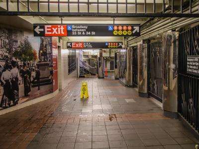 Die sonst von unzähligen Menschen bevölkerte U-Bahn in New York ist menschenleer. Leer