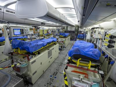 Wegen der dramatischen Notlage norditalienischer Krankenhäuser in der Coronavirus-Krise fliegt die Luftwaffe Patienten nach Deutschland aus. Fliegende Intensivstation