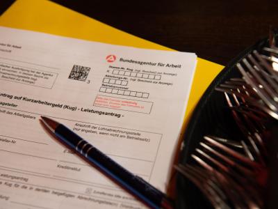Die Bundesagentur für Arbeit (BA) hält sich in der Corona-Krise für finanziell ausreichend gewappnet. Kurzarbeitergeld