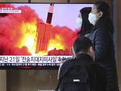 Ein Fernseher in Seoul zeigt einen Raketenstart in Nordkorea. Raketentest