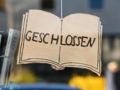 Ein «Geschlossen»-Schild vor einer Buchhandlung. Kleine Unternehmen in der Krise