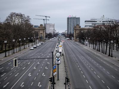 Die Straße des 17. Juni in Berlin - ohne Menschen, ohne Autos. Coronavirus - Berlin