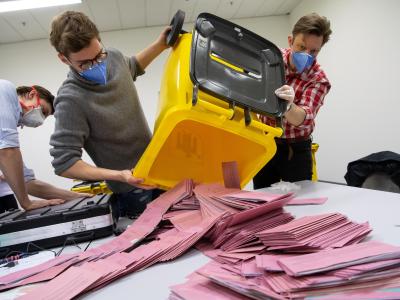 Wahlhelfer bei der Auszählung in München - mit Mundschutz. Kommunalwahlen in Bayern