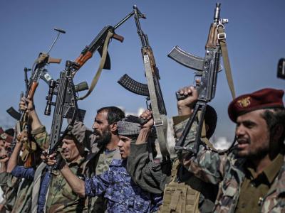 Huthi-Rebellen zeigen während einer Versammlung ihre Waffen. Huthi-Rebellen