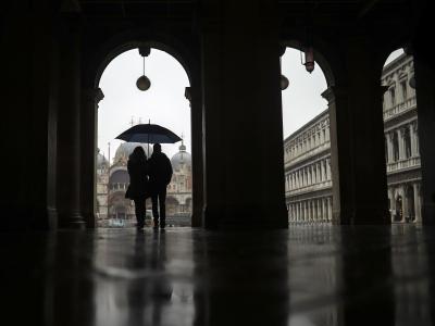 Milliardenschwere Hilfsmaßnahmen werden die Staatsverschuldung nach oben treiben. Das trifft vor allem hoch verschuldete Länder wie Italien hart. Könnten gemeinschaftliche Anleihen - sogenannte Corona-Bonds - helfen?. Corona-Bonds