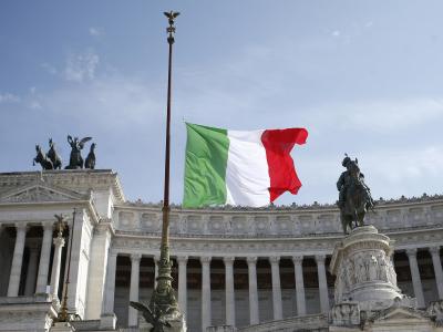 Zum Gedenken an die Opfer des Covid-19-Virus sind die Fahnen in ganz Italien wie hier am Viktor-Emanuels-Denkmal in Rom auf Halbmast gesetzt worden. Flaggen auf Halbmast