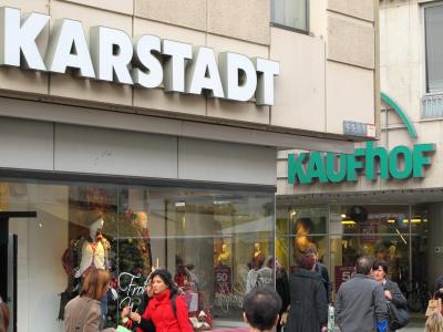 Passaten gehen an Filialen der Warenhausketten Karstadt und Kaufhof vorbei. D. Galeria Karstadt Kaufhof