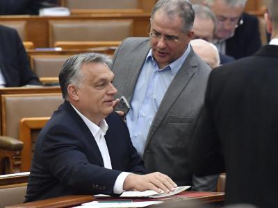 Viktor Orban (l), Ministerpräsident von Ungarn, spricht mit Lajos Kosa, Abgeordneten der Regierungspartei Fidesz. Coronavirus - Ungarn