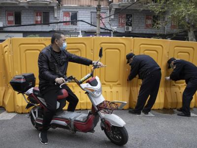 In der Stadt Wuhan werden Barrieren entfernt. Weil China offiziell kaum Neuinfektionen mit dem Coronavirus meldet, hebt es die Beschränkungen für die Bevölkerung allmählich auf. Coronavirus - China