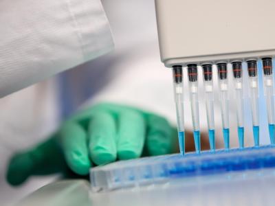 Könnten die Abwehrkräfte genesener Patienten schwerkranken Covid-19-Patienten helfen?. Corona-Bluttest