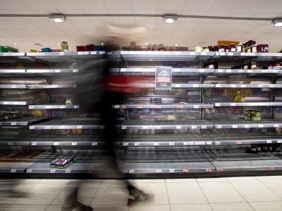 Laut Marktforschern ist für viele Verbraucher der Umgang mit der Krise mittlerweile ein Stück weit Routine geworden. Supermarkt