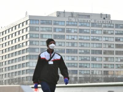 Ein Mann mit Mundschutz vor dem St. Thomas's Hospital in London. Johnson wurde hier nun auf eine normale Station verlegt. St. Thomas's Hospital