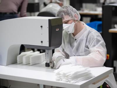 Schutzmasken-Produktion in einem Betrieb in Niedersachsen. Produktion von Schutzmasken