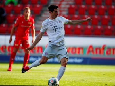 Robert Lewandowski traf vom Elfmeterpunkt zum 1:0. 1. FC Union Berlin - FC Bayern München