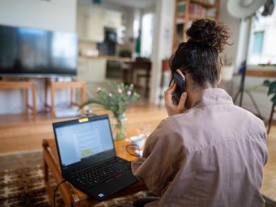 Telefonkonferenz aus dem Wohnzimmer. Homeoffice