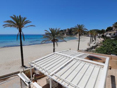 Der menschenleere Strand von Paguera auf der spanischen Insel Mallorca. Die Hoffnung auf Grenzöffnungen für den Sommerurlaub wächst von Tag zu Tag. Coronavirus - Mallorca