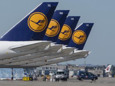 Stillgelegte Passagiermaschinen der Lufthansa stehen auf dem Frankfurter Flughafen. Lufthansa-Maschinen