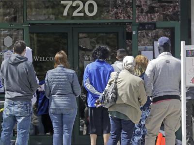 Menschen warten in Salt Lake City vor einem Arbeitsamt. Arbeitslose in den USA