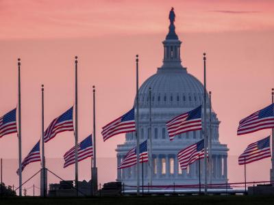 US-Flaggen wehen vor dem Kapitol in Washington auf halbmast. Flaggen