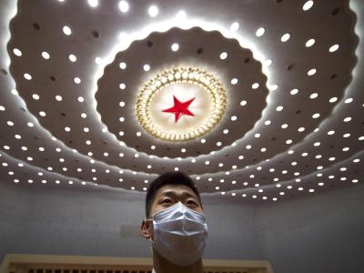 Ein chinesischer Sicherheitsbeamter in der Großen Halle des Volkes. Roter Stern