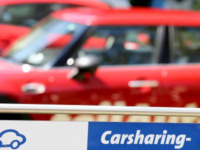 Hinweisschild eines Carsharing-Anbieters. Carsharing