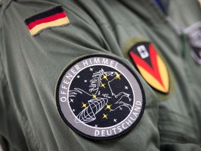 Das Abzeichen der Mission «Offener Himmel» am Arm eines Crew-Mitglieds des A319-Missionsflugzeugs der Bundeswehr. Ärmelabzeichen