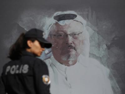 Eine Polizistin geht in der Nähe des saudischen Konsulats in Istanbul an einem Wandbild des ermordeten Journalisten Jamal Khashoggi vorbei. Khashoggi-Wandbild