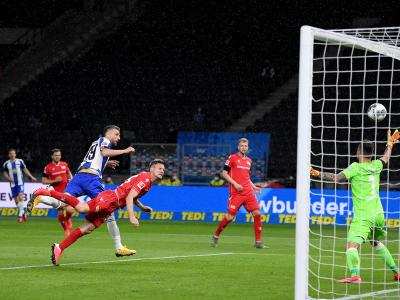 Herthas Sturm-Routinier Vedad Ibisevic (l) erzielte per Kopf das Tor zum 1:0. Hertha BSC - 1. FC Union Berlin