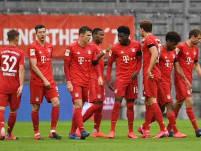 Alphonso Davies (4.v.r) wird von seinen Mitspielern für sein Tor zum 4:2 beglückwünscht. Der FC Bayern München schlägt Eintracht Frankfurt