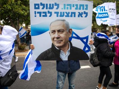Anhänger von Ministerpräsident Netanjahu schwenken Fahnen und halten Plakate vor seiner Residenz in Jerusalem hoch. Unterstützung