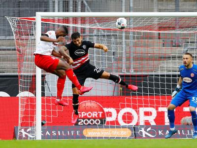 Anthony Modeste (l) brachte Köln mit seinem Anschlusstreffer gegen Düsseldorf wieder zurück ins Spiel. 1. FC Köln - Fortuna Düsseldorf