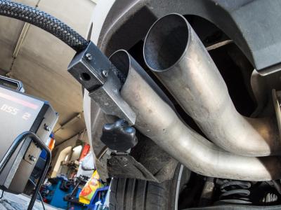 Ein Messschlauch für die Abgasuntersuchung für Dieselmotoren steckt im Auspuff eines VW Golf. Dieselskandal