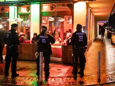 Polizisten sichern während einer Razzia von Zoll und Polizei eine Shisha-Bar. Clankriminalität